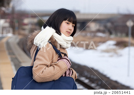 電車通学をする女子中学生 20651441
