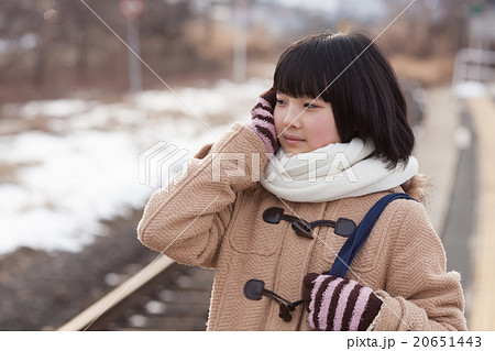 電車通学をする女子中学生 20651443