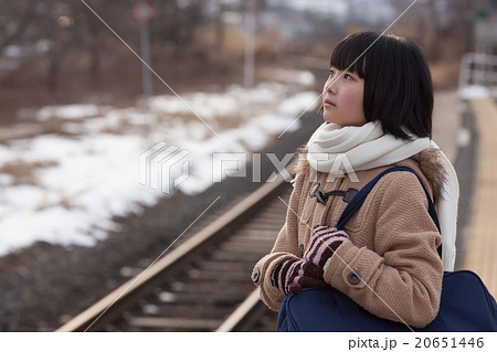 電車通学をする女子中学生 20651446