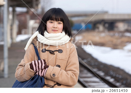電車通学をする女子中学生 電車通学をする女子中学生 20651450