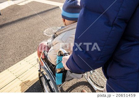 おじいちゃんと散歩 おじいちゃんと散歩 20651459