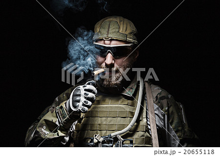 US Army soldier smoking 20655118