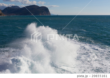 Stone breakwater with breaking waves. 20655161