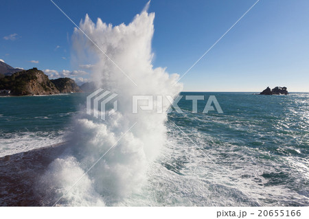 Stone breakwater with breaking waves. 20655166