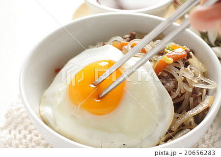 韓国料理のチャプチェと目玉焼き丼の写真素材 6562