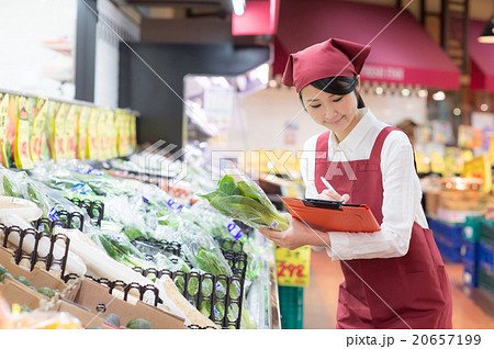 スーパーマーケットの青果売り場 スーパーマーケットの青果売り場 20657199