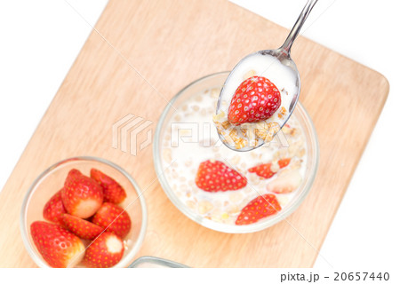 Breakfast, pick up spoon, scoop cereal with straw 20657440