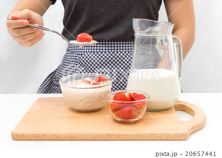 Breakfast, pick up spoon, scoop cereal with straw 20657441