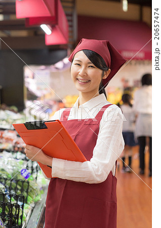 スーパーマーケットの青果売り場 20657474