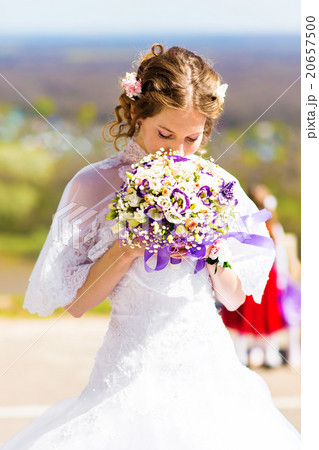 Beautiful wedding bouquet in hands of the bride 20657500