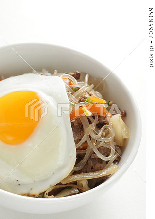 韓国料理のチャプチェと目玉焼き丼の写真素材