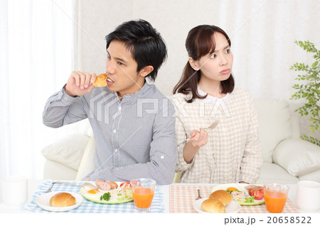 夫婦喧嘩をしながら朝食を食べる二人 夫婦喧嘩をしながら朝食を食べる二人 20658522