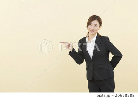 スーツの女性 スーツの女性 20658588