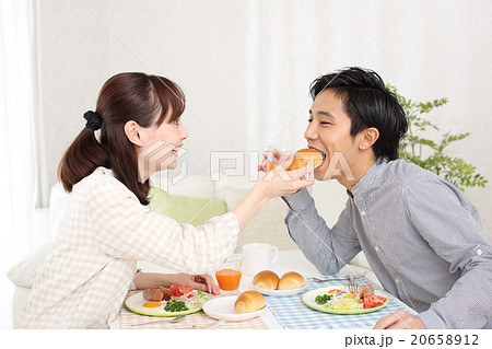 楽しそうに朝食を食べるカップル 20658912