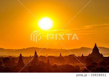 ミャンマーバガンの夕日と数々の仏教遺跡 20658931