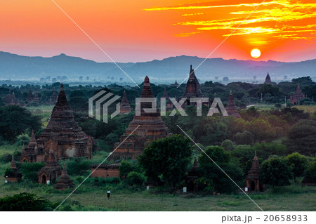 ミャンマーバガンの夕日と数々の仏教遺跡 20658933