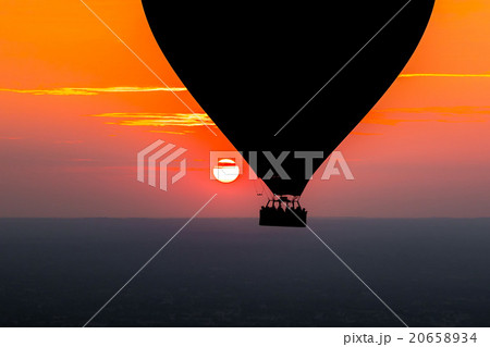 日の出のミャンマー・バガンの数々の仏教遺跡と気球 日の出のミャンマー・バガンの数々の仏教遺跡と気球 20658934