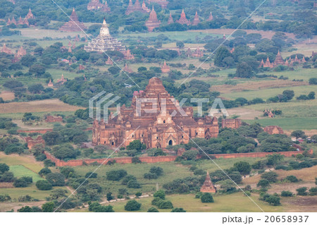 ミャンマー・バガンの仏教遺跡 20658937