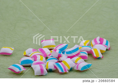 京飴 しましま 緑色和紙背景 横から 20660584