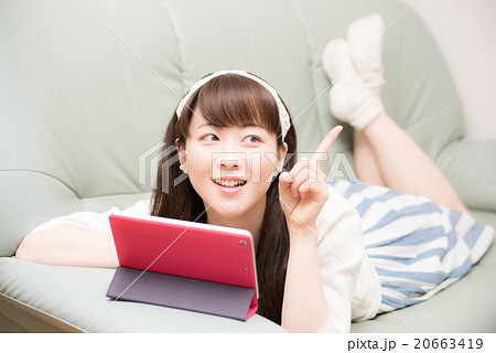 タブレット　女性 20663419