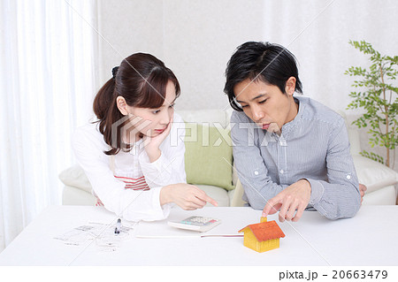 マイホームを計画して悩んでいるカップル 20663479
