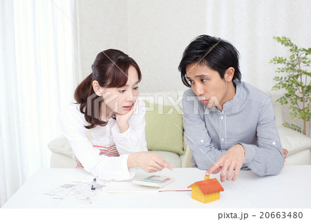 マイホームを計画して悩んでいるカップル マイホームを計画して悩んでいるカップル 20663480