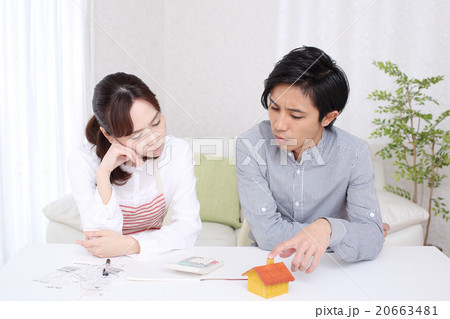 マイホームを計画して悩んでいるカップル マイホームを計画して悩んでいるカップル 20663481