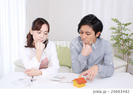 マイホームを計画して悩んでいるカップル 20663482