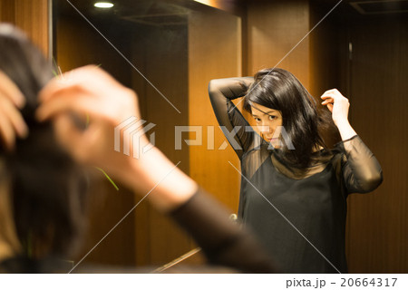 パウダールームでのメイク直し 20664317