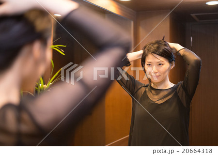 パウダールームでのメイク直し 20664318