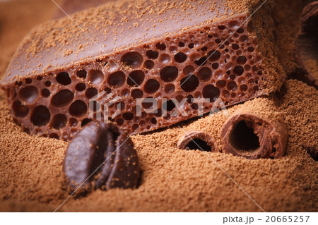 macro porous chocolate with cocoa powder 20665257
