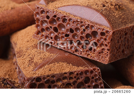 porous chocolate sprinkled cocoa powder 20665260