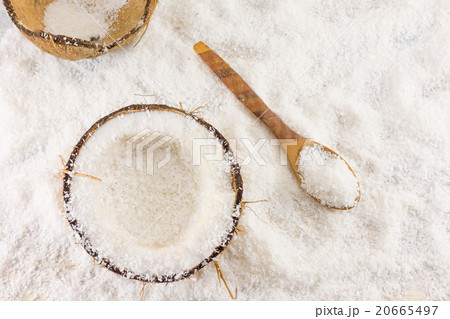 Halved fresh coconut and coconut powder 20665497