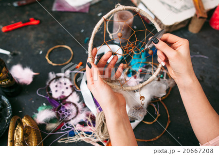 craftman shows Dreamcatcher. craftman shows Dreamcatcher. 20667208