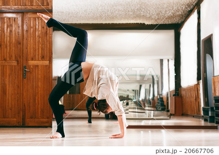 young woman trains the flexibility  20667706