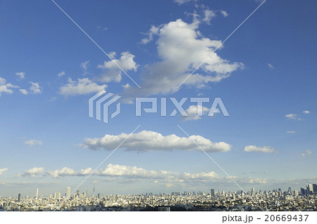 東京都市風景　全景　スカツリー左から新宿まで　大空　広角　青空と雲 20669437