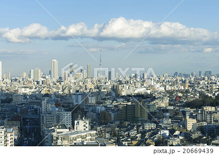 東京都市風景 全景 東京スカイツリー 池袋 目白 水道橋 青空と雲の写真素材