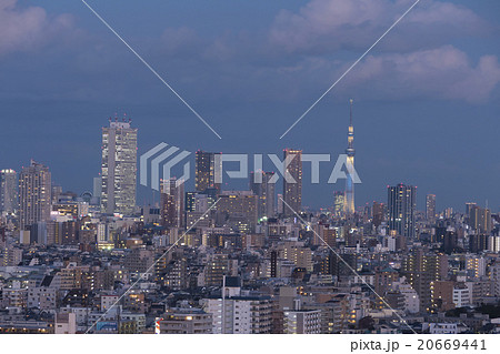 東京都市風景 夜景 東京スカイツリー ライトアップ 池袋の写真素材