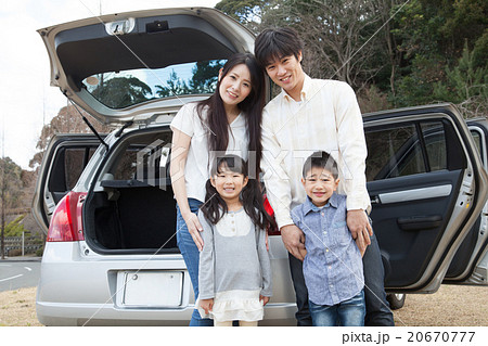 家族でドライブ 車で家族旅行 の写真素材