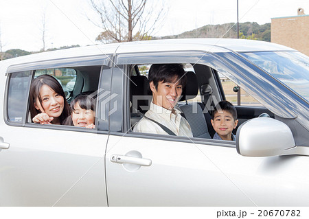 家族でドライブ 車で家族旅行の写真素材 6707