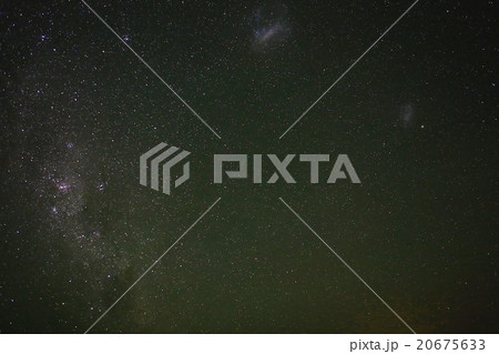 南半球の南米チリ、アンデス山脈のアタカマ高地から見上げる天の川と大小マゼラン星雲 南半球の南米チリ、アンデス山脈のアタカマ高地から見上げる天の川と大小マゼラン星雲 20675633