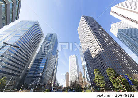 東京都市風景　超広角　ローアングル　新宿高層ビル群　快晴　青空 20676292
