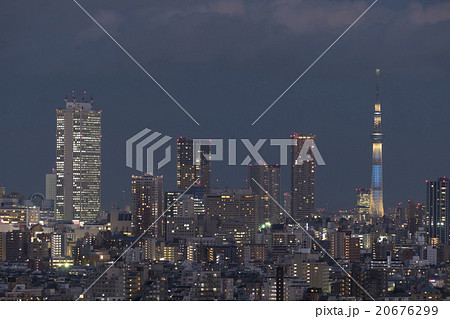 東京都市風景 夜景 東京スカイツリー ライトアップ 池袋の写真素材
