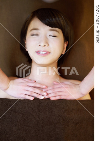 エステで施術をうける女性 20677201