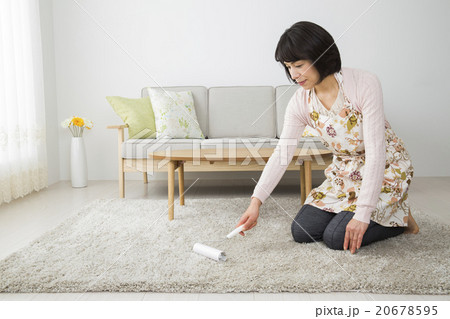 エプロンの40代女性 20678595