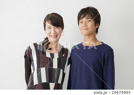 ポートレート　お母さんと10代の息子 20679995