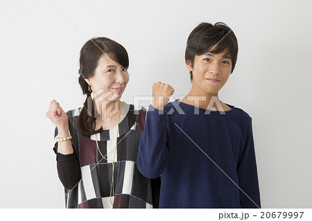ポートレート　お母さんと10代の息子 20679997
