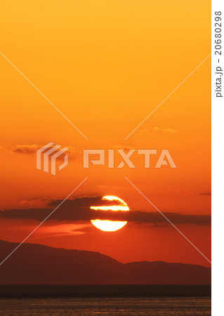 瀬戸内の播磨灘に沈む夕日と幻想的に燃え上がる夕焼け 20680298