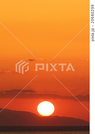 瀬戸内の播磨灘に沈む夕日と幻想的に燃え上がる夕焼け 瀬戸内の播磨灘に沈む夕日と幻想的に燃え上がる夕焼け 20680299