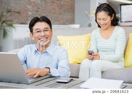 Smiling man counting bills 20681623